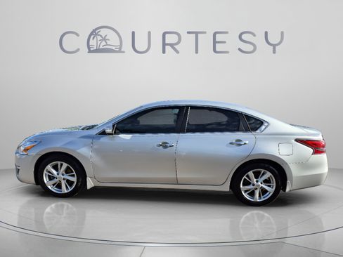 Used 2015 Nissan Altima 2.5 SV w/ Convenience Package FWD image 2