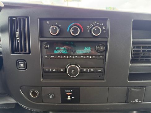Used 2018 Chevrolet Express 3500 w/ Driver Convenience Package RWD image 16