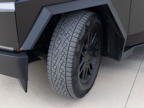 Used 2025 Tesla Cybertruck AWD Crew Cab image 5