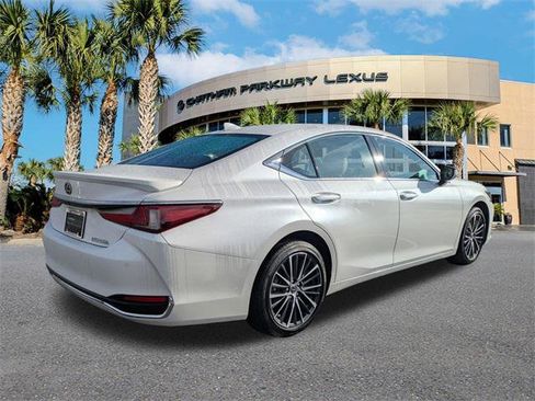 Certified 2025 Lexus ES 300h w/ Premium Package image 4