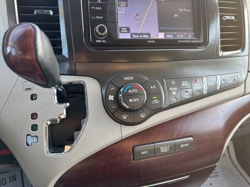 Used 2013 Toyota Sienna XLE image 25
