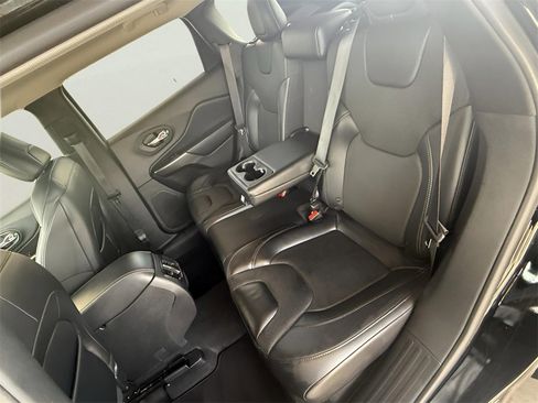 Used 2019 Jeep Cherokee Limited image 22