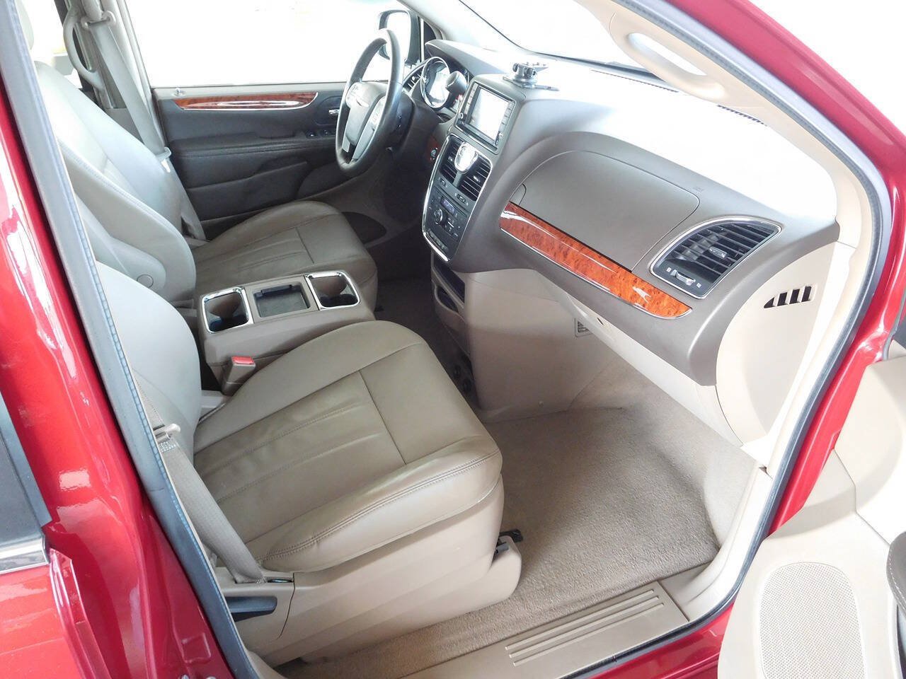 Used 2016 Chrysler Town & Country Touring w/ Driver Convenience Group FWD image 12