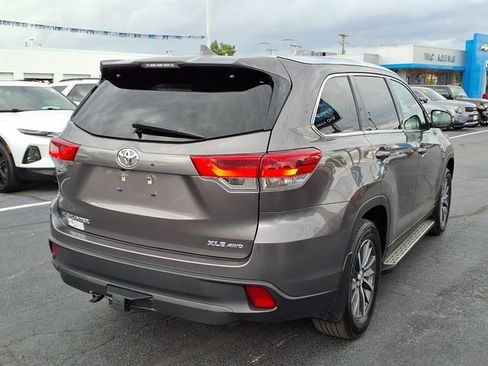 Used 2019 Toyota Highlander XLE AWD/4WD image 4