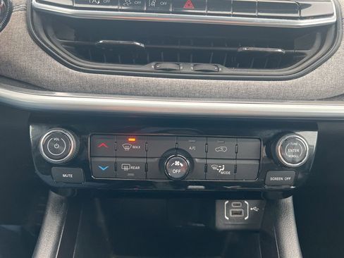 Used 2024 Jeep Compass Latitude image 20