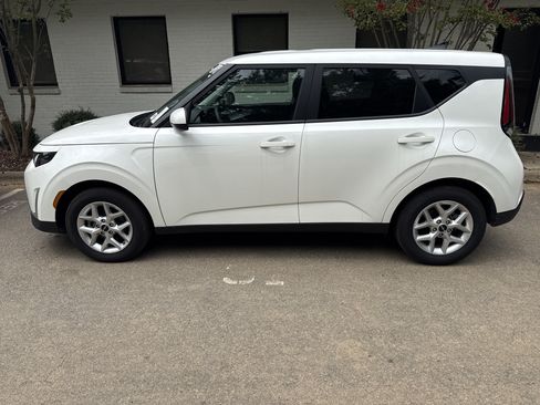 Used 2025 Kia Soul LX w/ LX Technology Package FWD image 6