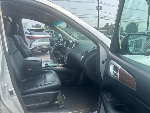 Used 2017 Nissan Pathfinder Platinum w/ Family Entertainment Package AWD/4WD image 11