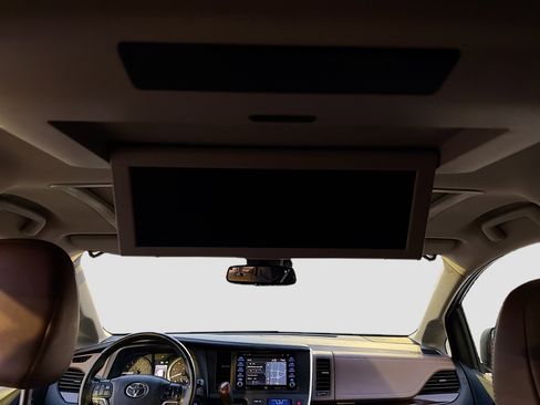 Used 2018 Toyota Sienna Limited Premium image 21