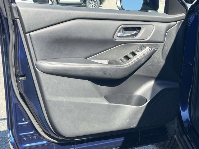 Used 2025 Nissan Rogue SV AWD/4WD image 14