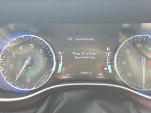 Used 2017 Chrysler Pacifica Limited w/ Tire & Wheel Group FWD image 26