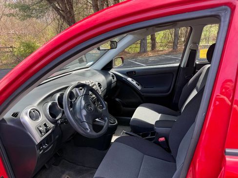 Used 2004 Toyota Matrix FWD image 2