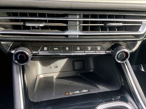 Used 2025 Chevrolet Traverse LT image 34