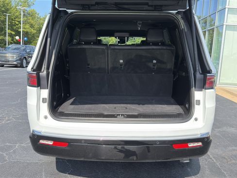 Used 2025 Jeep Wagoneer Series II AWD/4WD image 9