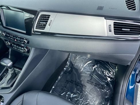 Used 2019 Kia Niro Touring FWD image 27