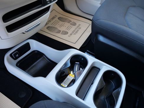 Used 2017 Chrysler Pacifica LX image 15