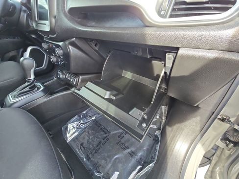 Used 2020 Jeep Renegade Latitude w/ Cold Weather Group image 14