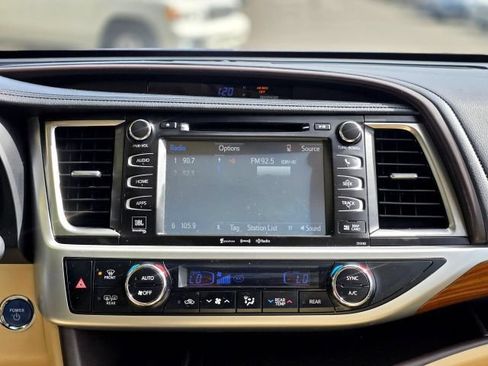 Used 2017 Toyota Highlander Limited Platinum AWD/4WD image 27