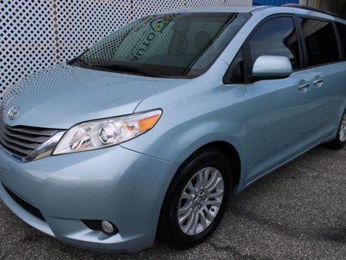 Used 2017 Toyota Sienna XLE FWD image 3