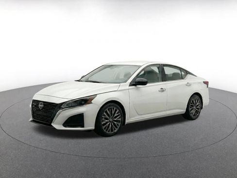 Used 2025 Nissan Altima 2.5 SV FWD image 3