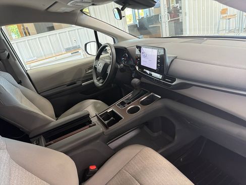 Used 2024 Toyota Sienna LE AWD/4WD image 30