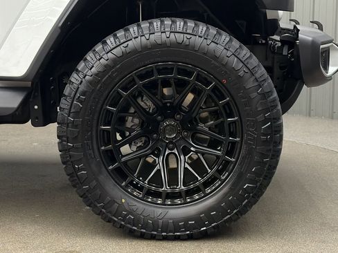 Used 2025 Jeep Wrangler Unlimited Sahara image 10