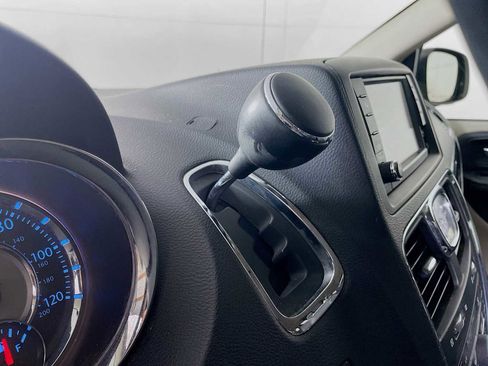 Used 2015 Chrysler Town & Country Touring image 14