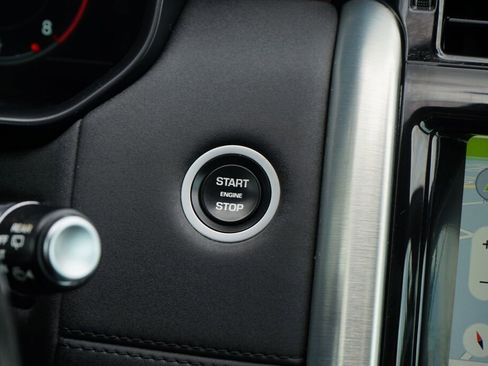 Used 2018 Land Rover Discovery HSE image 25