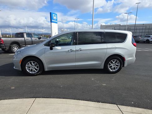 Used 2024 Chrysler Pacifica Touring-L image 5