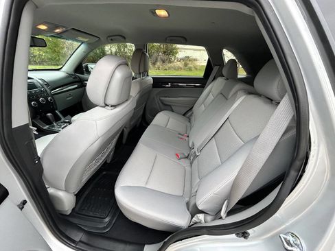 Used 2013 Kia Sorento LX w/ Convenience Pkg image 13