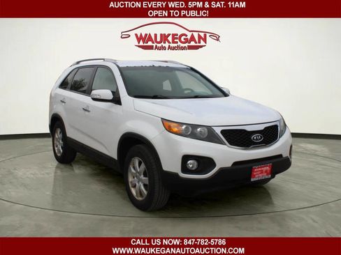 Used 2013 Kia Sorento LX w/ Convenience Pkg FWD image 2