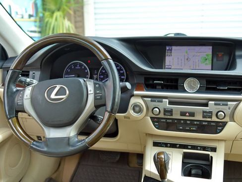 Used 2013 Lexus ES 350 w/ Luxury Pkg FWD image 38