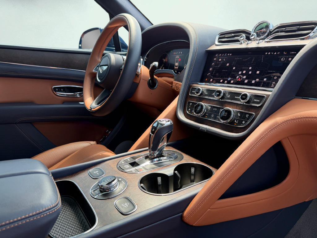 Used 2023 Bentley Bentayga AWD/4WD image 43
