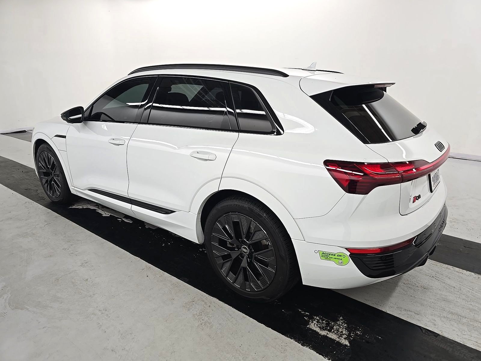 Used 2024 Audi Q8 e-tron Prestige w/ Prestige Package AWD/4WD image 4