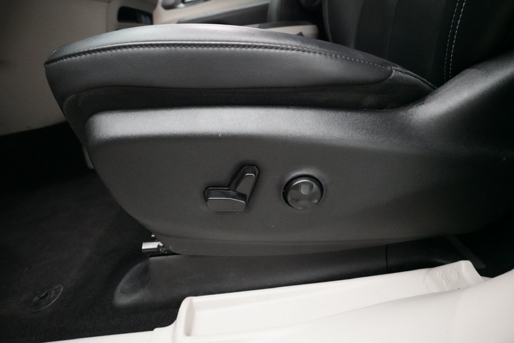 Used 2024 Chrysler Pacifica Limited FWD image 28