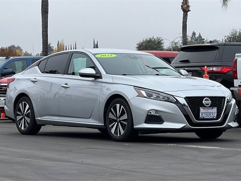 Used 2021 Nissan Altima 2.5 SV image 2