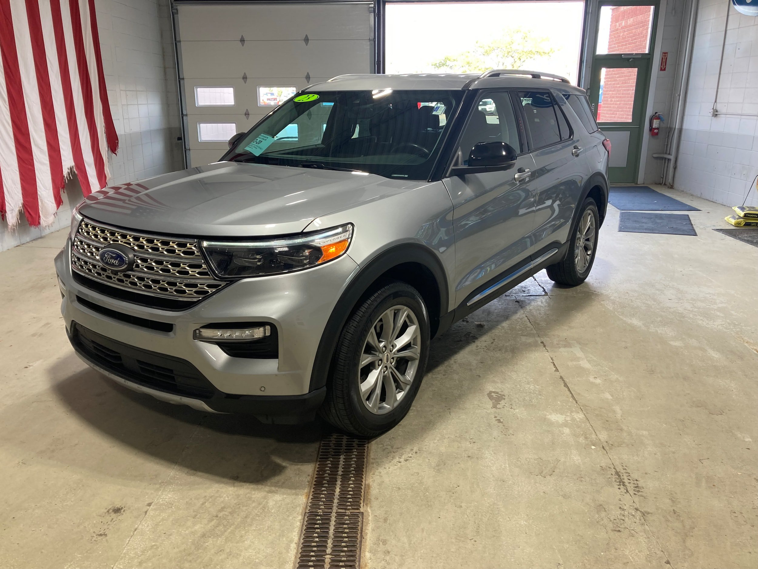 Used 2023 Ford Explorer Limited w/ Equipment Group 301A AWD/4WD image 1