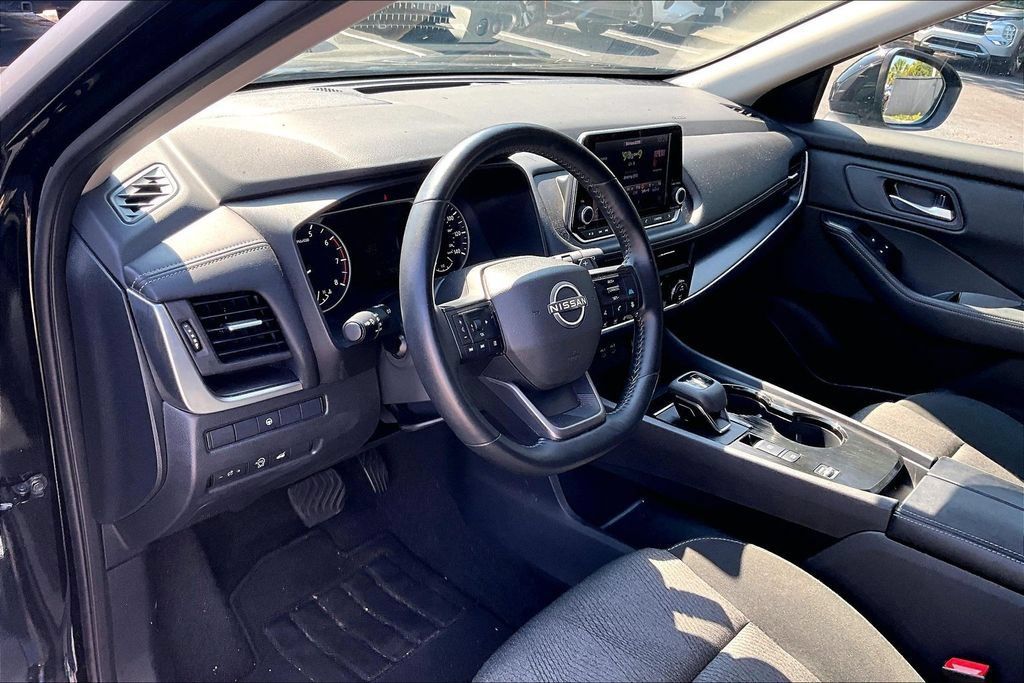 Used 2025 Nissan Rogue SV FWD image 17