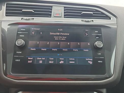 Used 2018 Volkswagen Tiguan SEL AWD/4WD image 29
