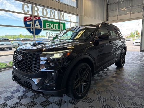 Used 2025 Ford Explorer ST-Line w/ ST-Line Street Pack AWD/4WD image 3