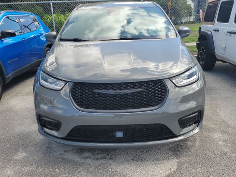 Used 2022 Chrysler Pacifica Touring-L w/ S Appearance Package FWD image 2