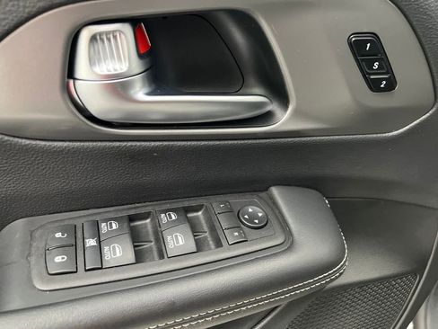 Used 2025 Chrysler Pacifica Select FWD image 12