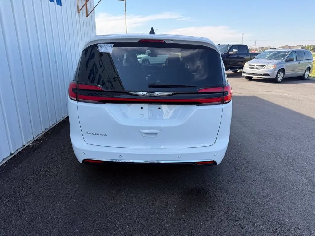 Used 2024 Chrysler Pacifica Touring-L FWD image 7