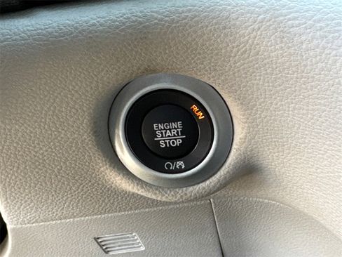 Used 2024 Chrysler Pacifica Select image 31