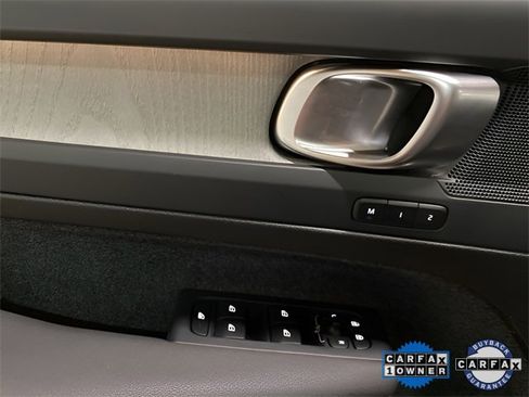 Used 2025 Volvo XC40 B5 Plus image 27