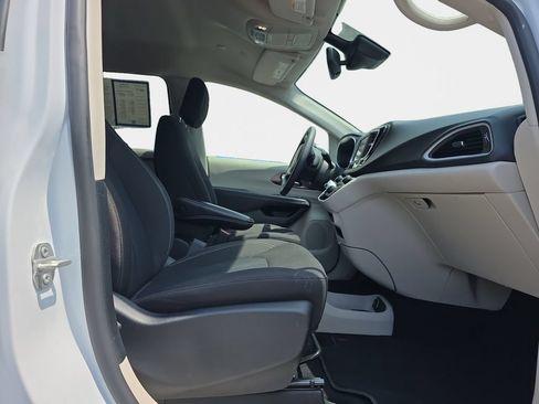 Used 2023 Chrysler Voyager LX FWD image 18