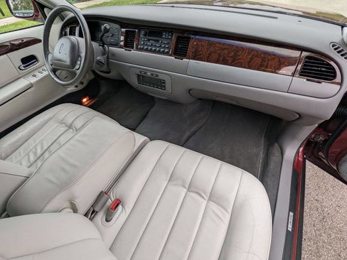 Used 1998 Lincoln Town Car Executive image 15