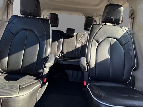 Used 2024 Chrysler Pacifica Limited FWD image 19