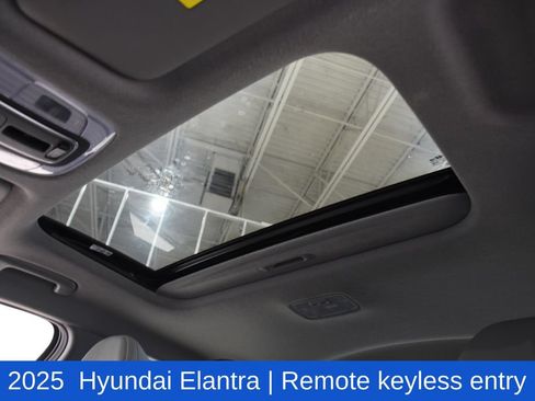Used 2025 Hyundai Elantra SEL FWD image 8