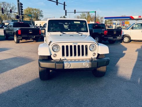 Used 2018 Jeep Wrangler Unlimited Sahara w/ Connectivity Group AWD/4WD image 5