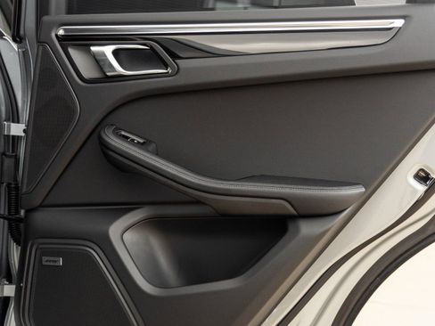New 2026 Porsche Macan image 40
